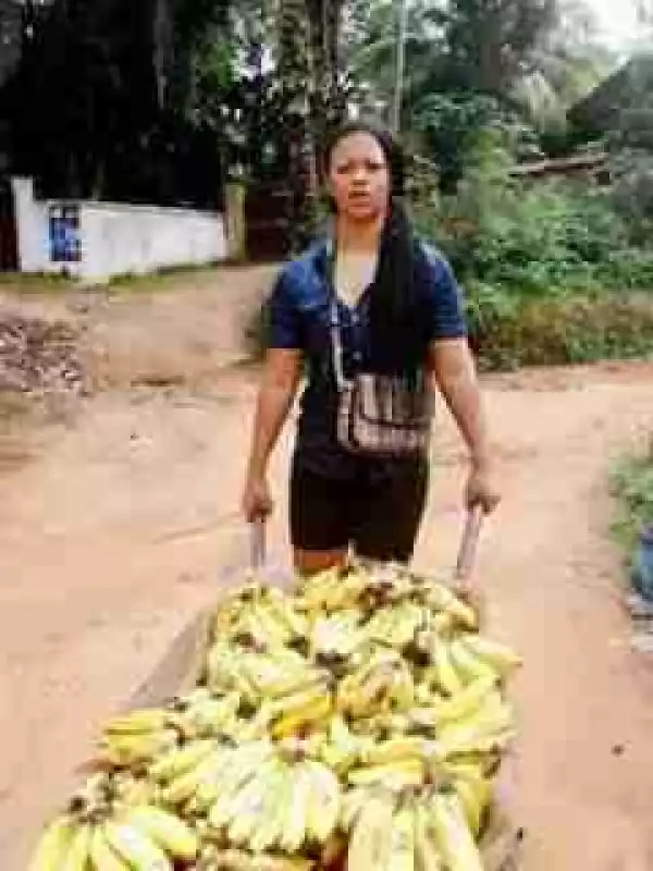 Meet Pretty Slay Queen Who Sells Banana For A Living & Travels By Air (Photos)